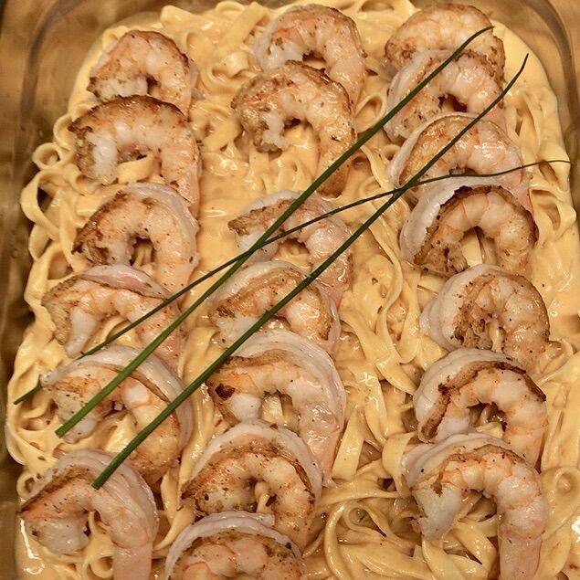 Tagliatelli scampi. Zeewaterscampi 16/20, geblust met een scheut Trebbiano.
Afgewerkt met wat magere room en coulis van tomaat.