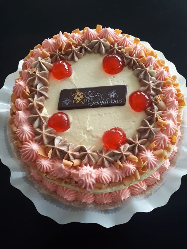 Tarta personalizada para un cliente es de mantequilla y esta pesa un kilo seis ciento, una delicia para el paladar 