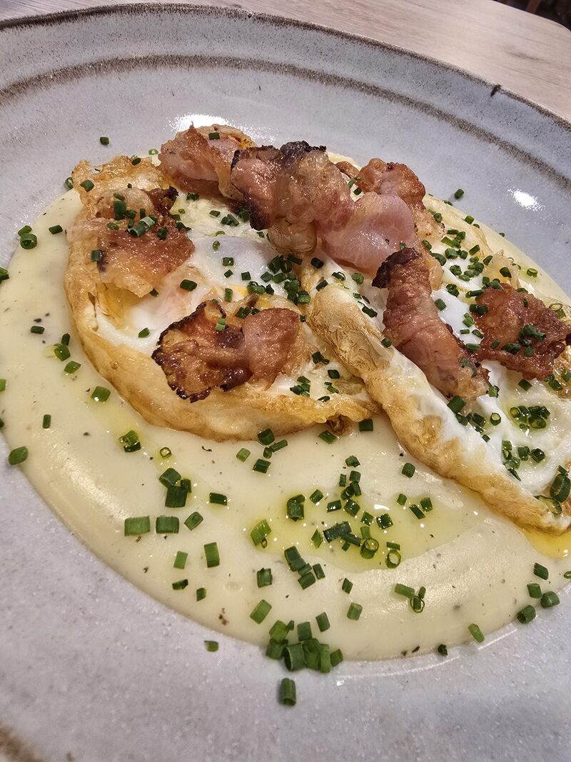 Huevos fritos de gallina campera, parmentier trufada y papada de cerdo crujiente