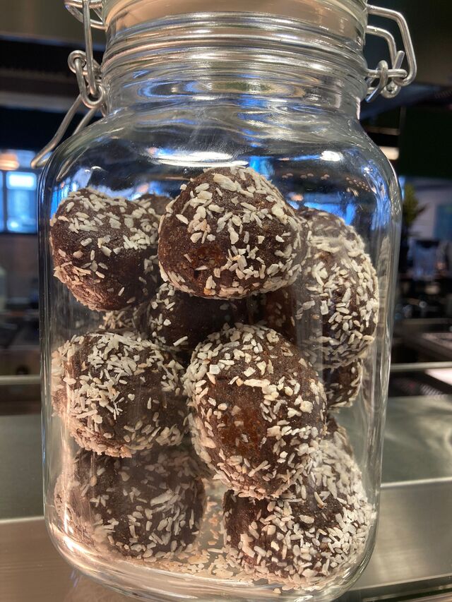 Selbstgemachte Energy Balls aus Datteln & Nüsse 