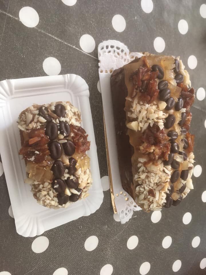 CAKE CAMELEON : des fruits à coque, des baies variées, de l'extrait de café et d'épices et une couverture composable au choix