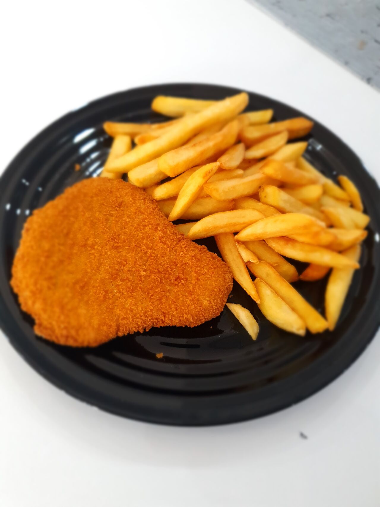 Snitel pui crispy si cartofi pai