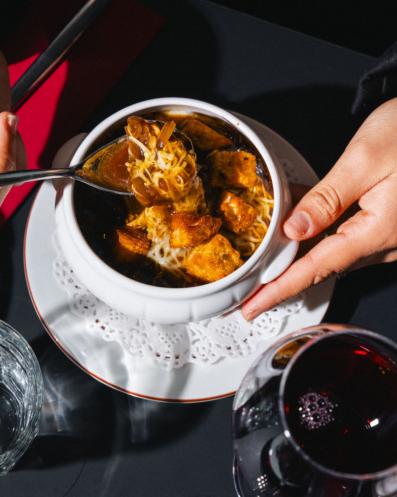 Notre soupe à l'oignon gratinée au jus de veau