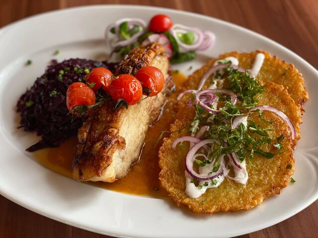 Bőrős császár párolt lilakáposztával ,burgonya lángossal