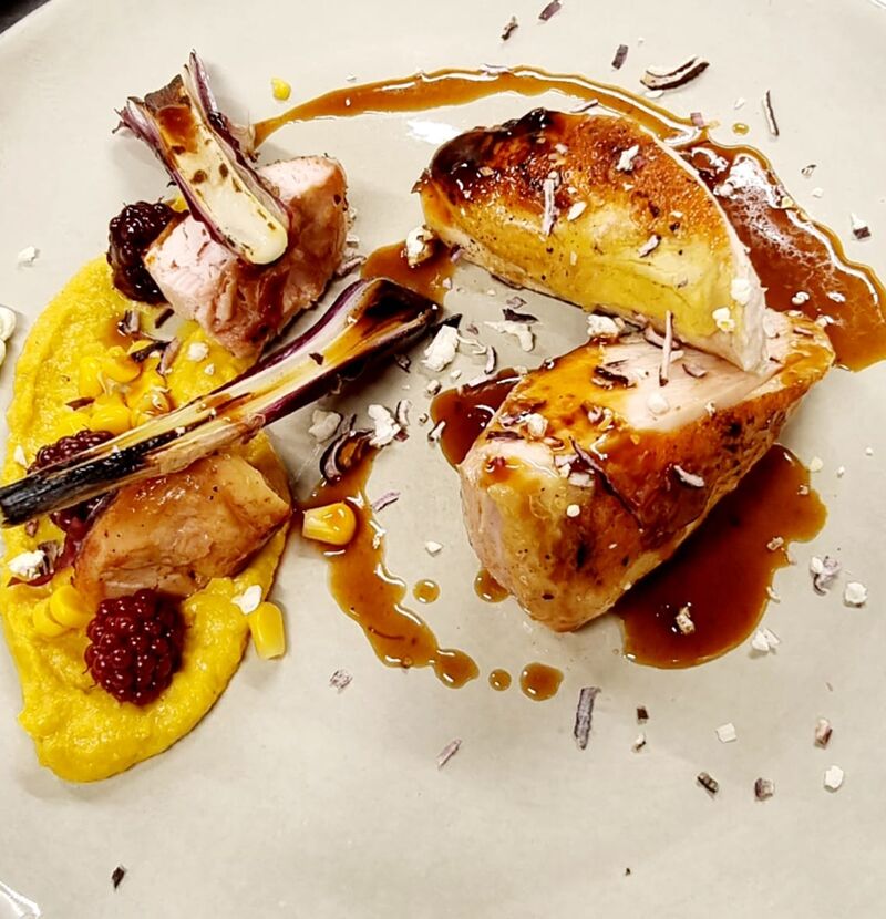 -LA VOLAILLE
Suprême rôti, cuisse grillée, maïs en déclinaison, mûre et cebette