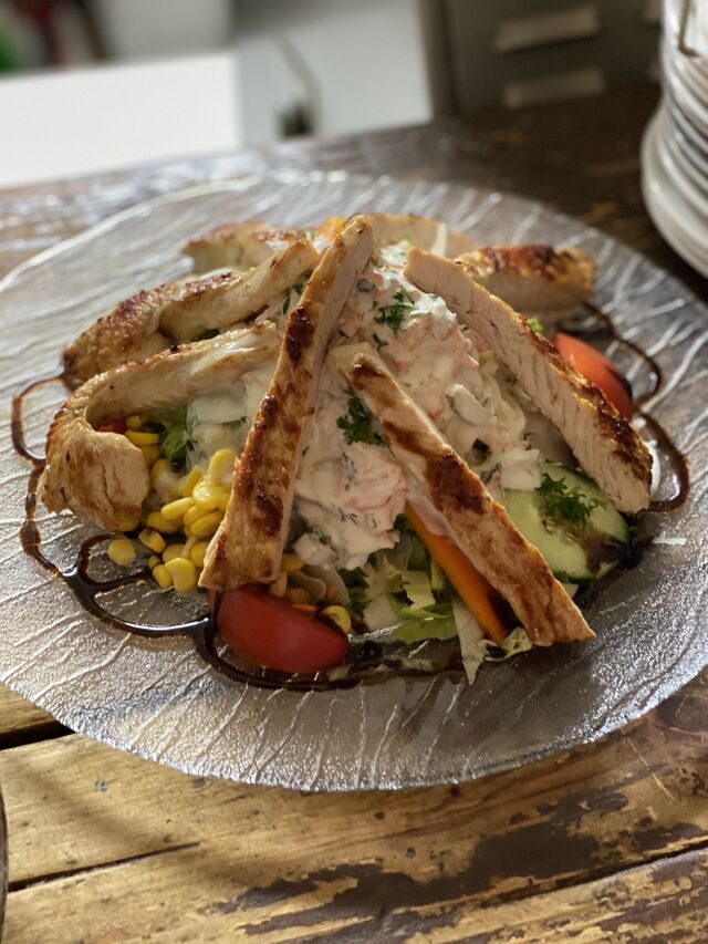 Salatteller mit Putenstreifen