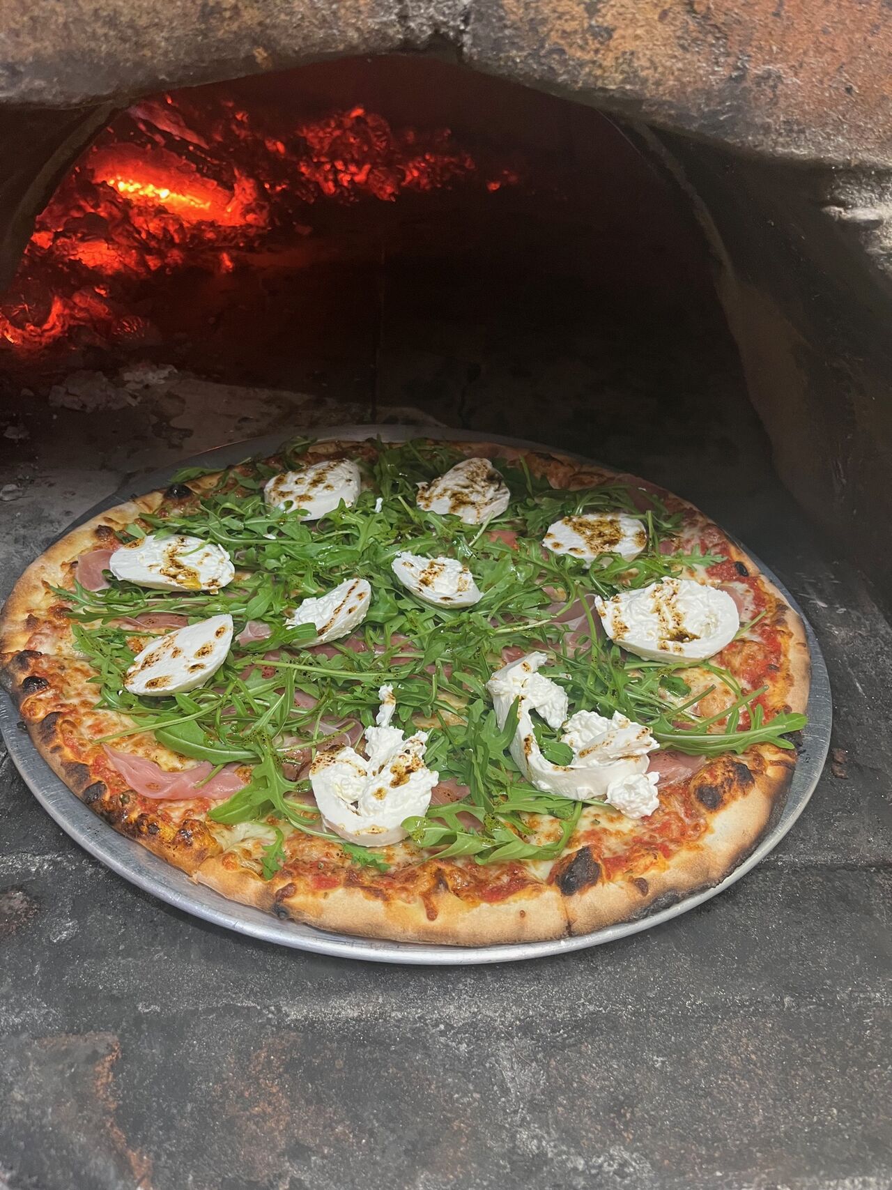 Notre four à bois, parfait pour cuire à souhait toutes vos pizzas !