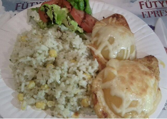 Őszibarackkal, sajttal grillezett csirkemell szeletek párolt rizzsel