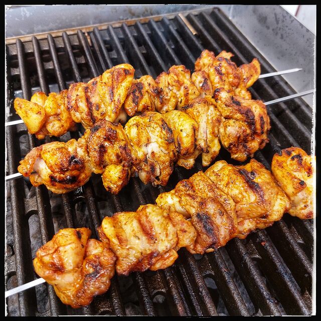 Brochettes de poulet grillé aux épices maison