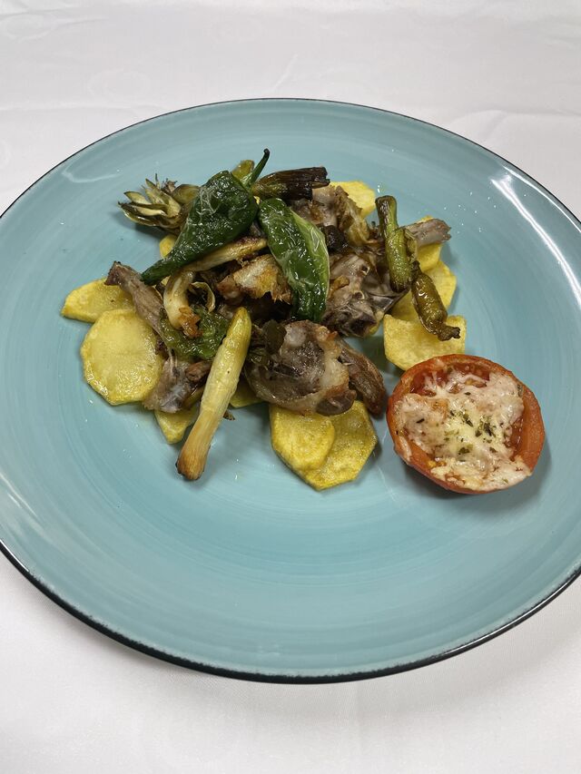 Chuletillas de cabrito lechal, fritas con ajos tiernos