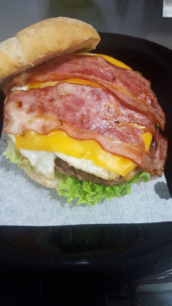 HAMBURGUER DUPLO COM OVO + BACON + QUEIJO + SALADA .