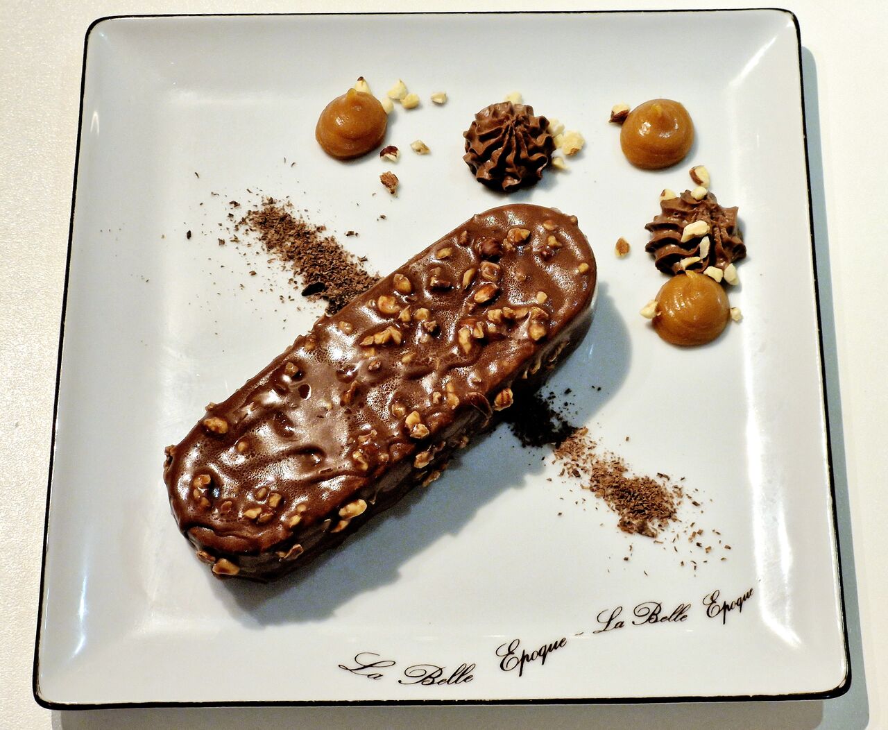 Opéra revisité noisette, insert caramel beurre salé, mousse chocolat
