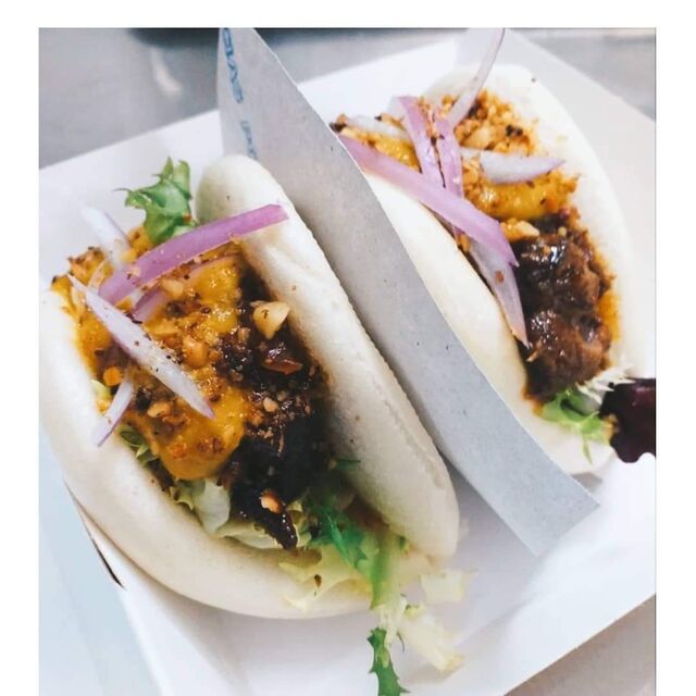 Bao de carrilera con salsa de curry