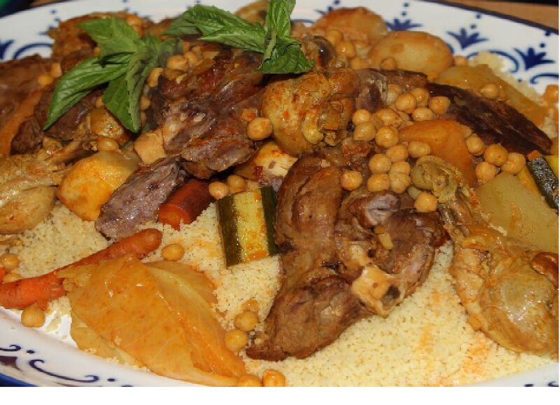 Couscous Royal 20,50 € la part
(Semoule, Légumes, Bouillon, merguez et 2 viandes aux choix)