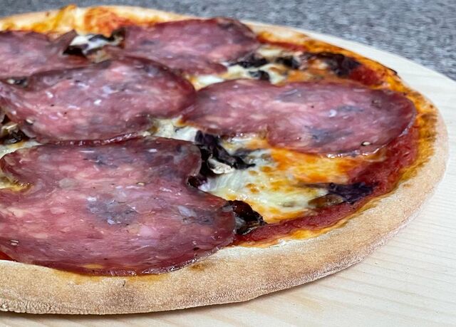 Pizza con radicchio, taleggio e soppressa
