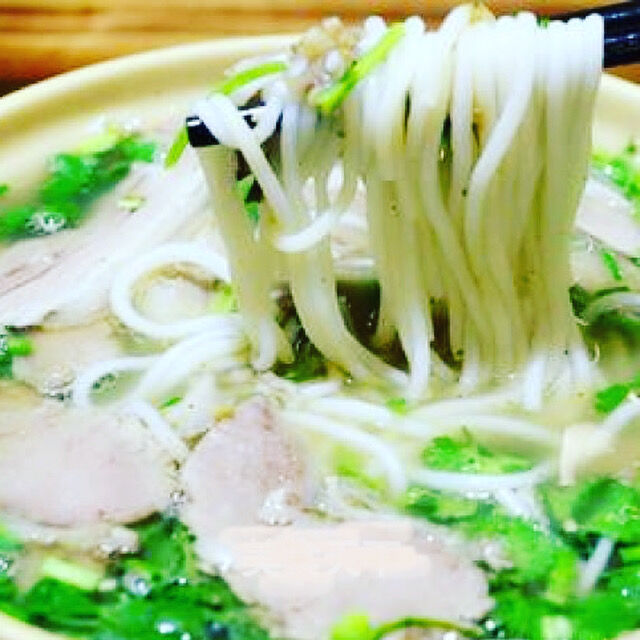 Soupe de nouilles de riz à la base du bouillon d’agneau. Avec lamelle d’agneau, navet blanc et coriandre