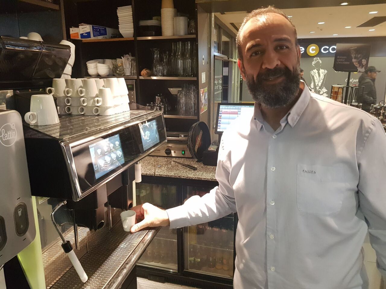 Khelifa et son équipe vous accueillent