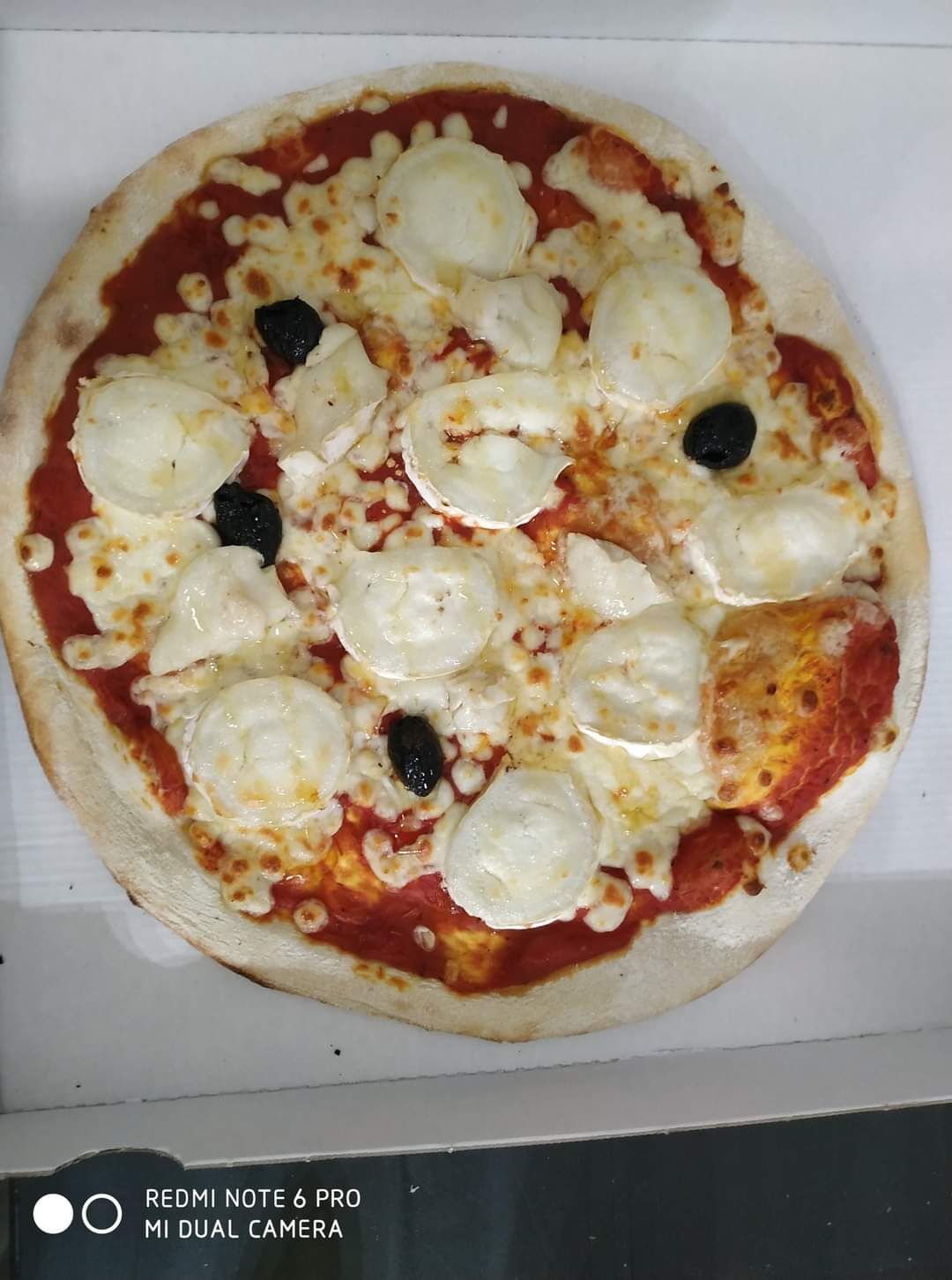 chèvre miel 11€base tomate / mozzarella / chèvre / miel / olives 