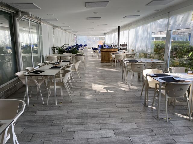 RESTAURANTE CON CHIMENEA DE LEÑA