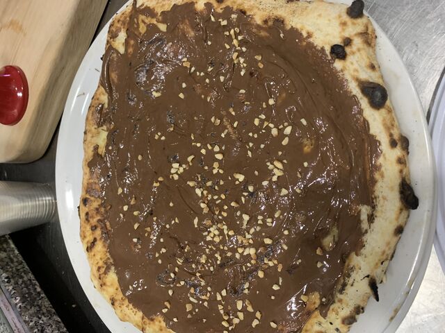 Pizza alla nutella con granella di mandorle 