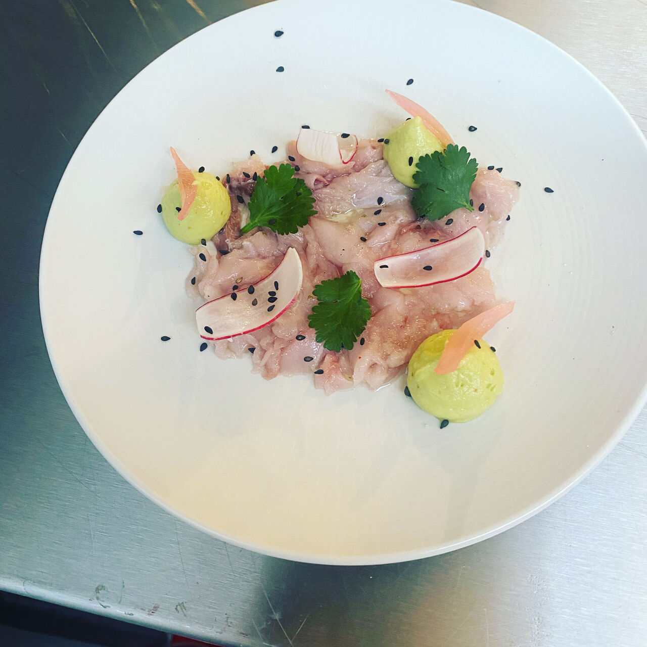 le ceviche de maquereaux marié au combawa vanille