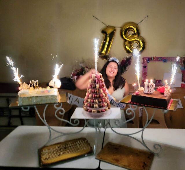 Gâteaux festifs sur présentoirs