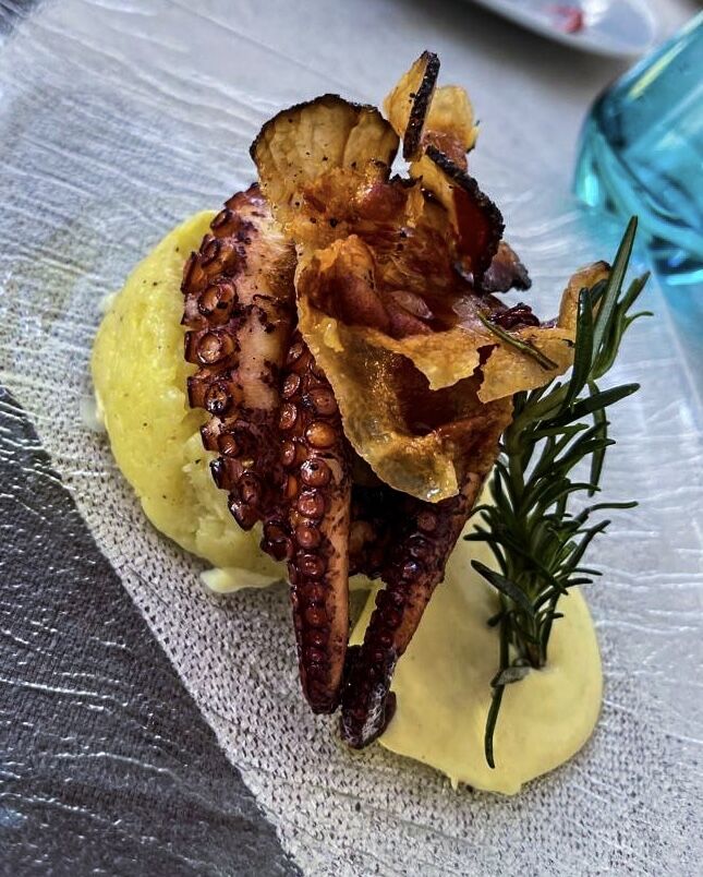 Churrasco di polipo con bacon croccante, patate schiacciate e maionese al miele.