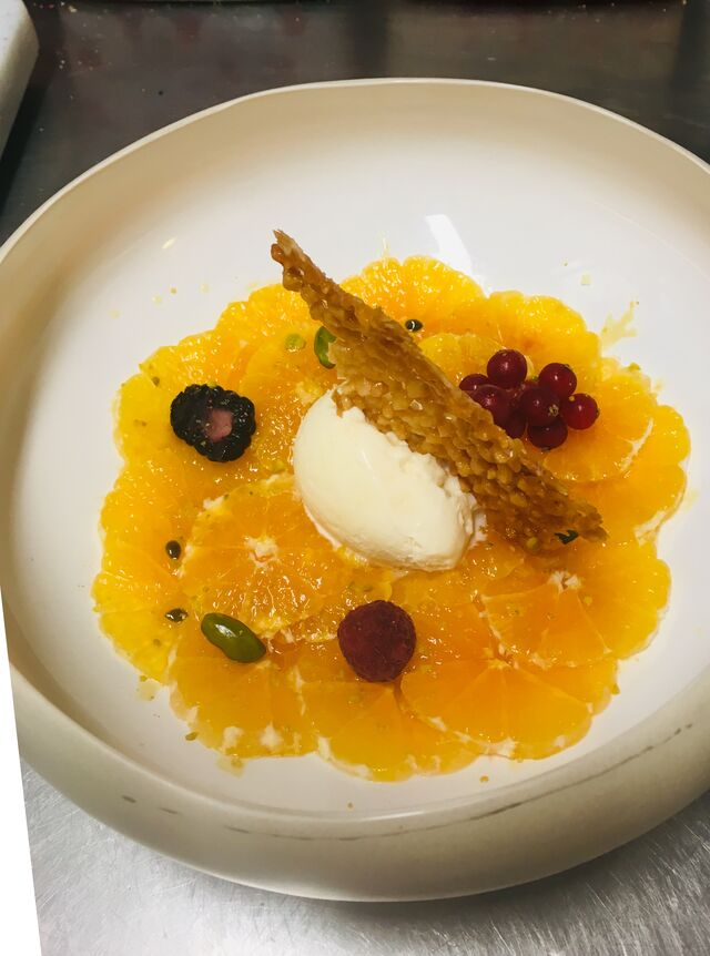 Carpaccio de Clémentines, crème glacée au chocolat Blanc.