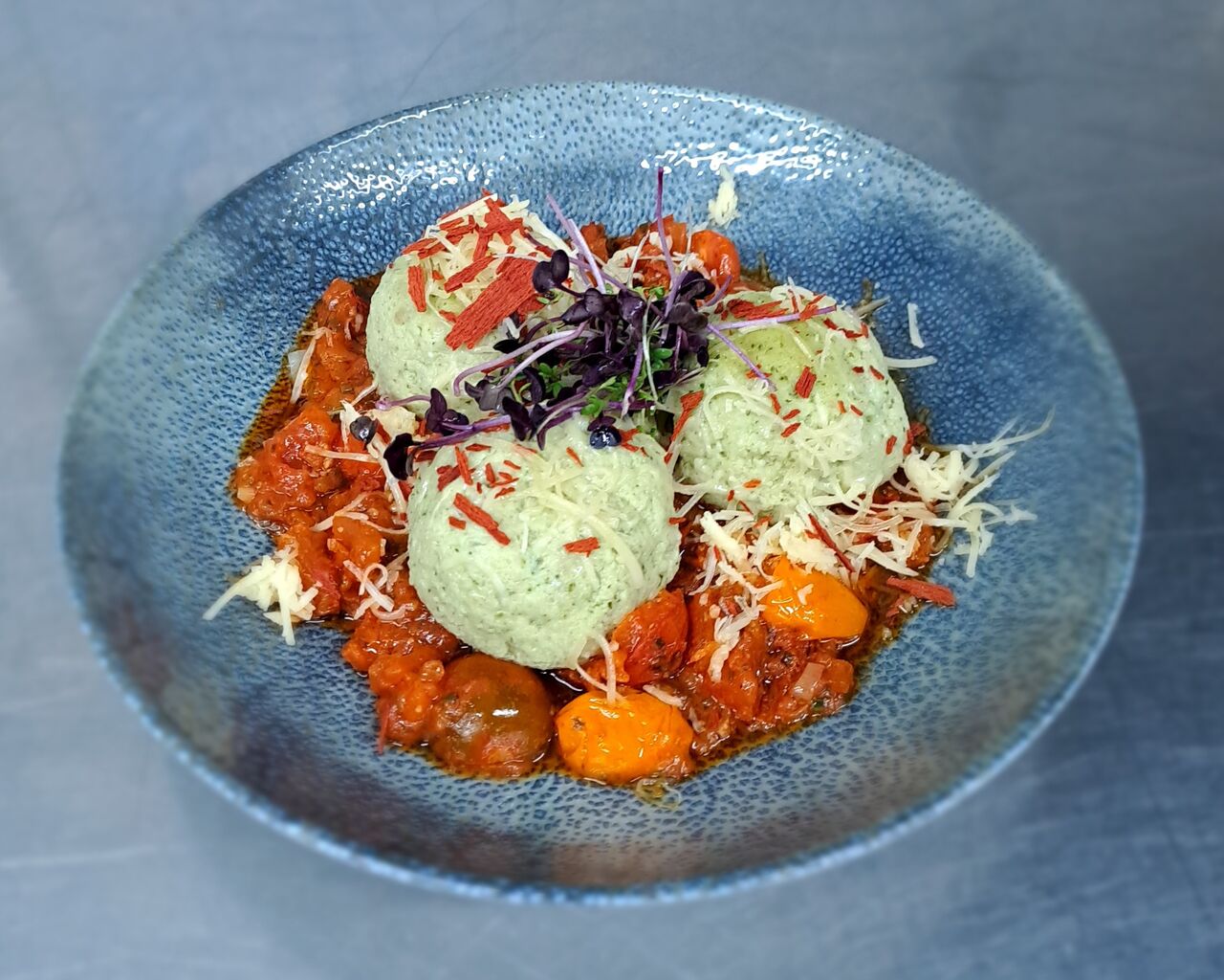 Bärlauch-Topfenknödel mit Tomatenragout und Bergkäse