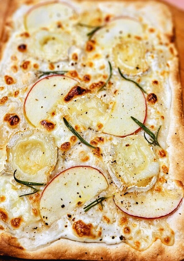 Podpłomyk sezonowy z jabłkiem, kozim serem, miodem i rozmarynem.