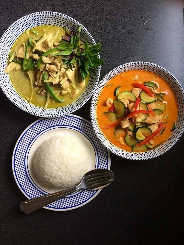 Curry vert (épicé***) et curry rouge(épicé *) /10€
pâte de curry vert , pousses de bambou.
pâte de curry rouge,courgettes