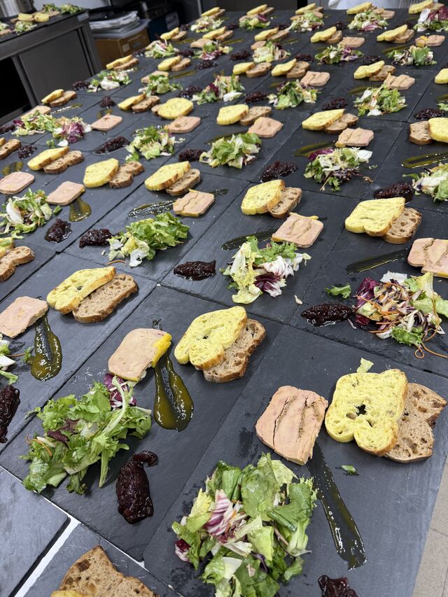 Foie gras de Canard cuit au torchon, Chutney d’Or & son duo de petits pains 🦆
