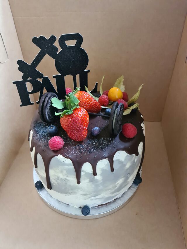 Drip Cake mit einer Kirschgrützfüllung mit Mascarpone-Sahne