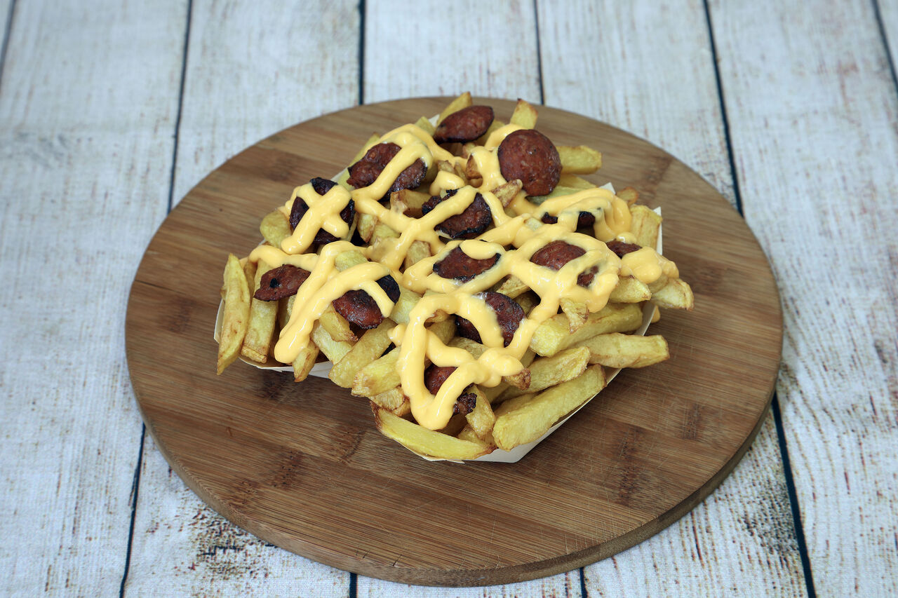Cheese Fries: 2 tailles au choix, et garniture possible : merguez, viande hachée, poulet mariné, chorizo, lardons, bacon.(halal)
