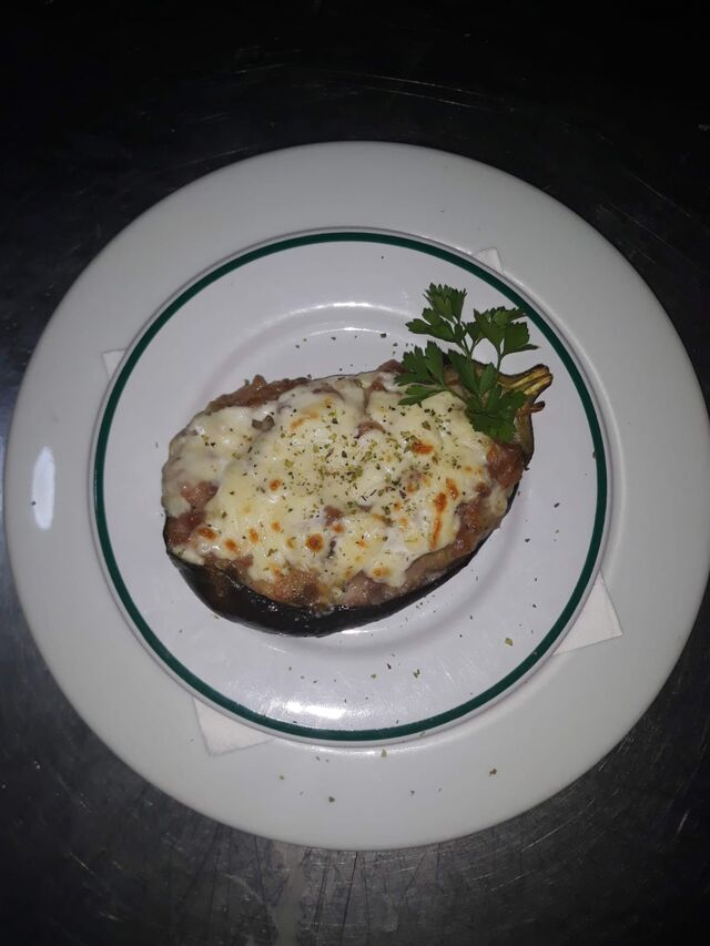 Berenjena rellena de carne y queso 