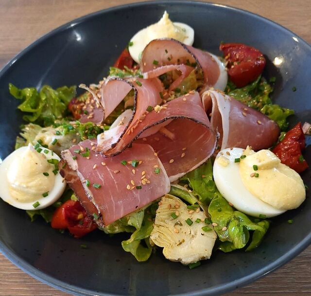 JAMBON SPECK-ARTICHAUTS-TOMATES CONFITES- OEUF MIMOSA