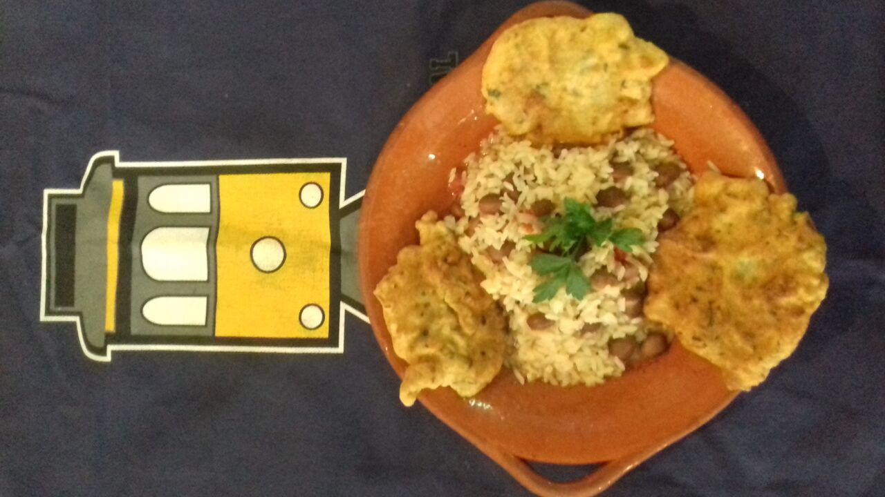 Pataniscas caseiras de bacalhau com arroz de feijão 