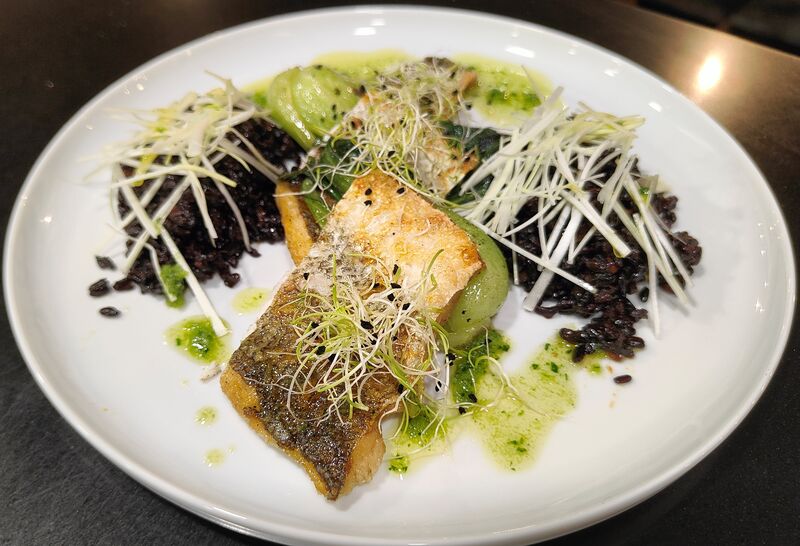 Filete de robalo com arroz preto e pak choi 