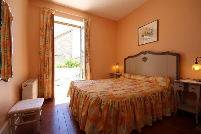 Chambre située en RDC - Jolie salle d'eau attenante. lit 160 cm, jolie cheminée, parquet et accès direct sur terrasse surelévée