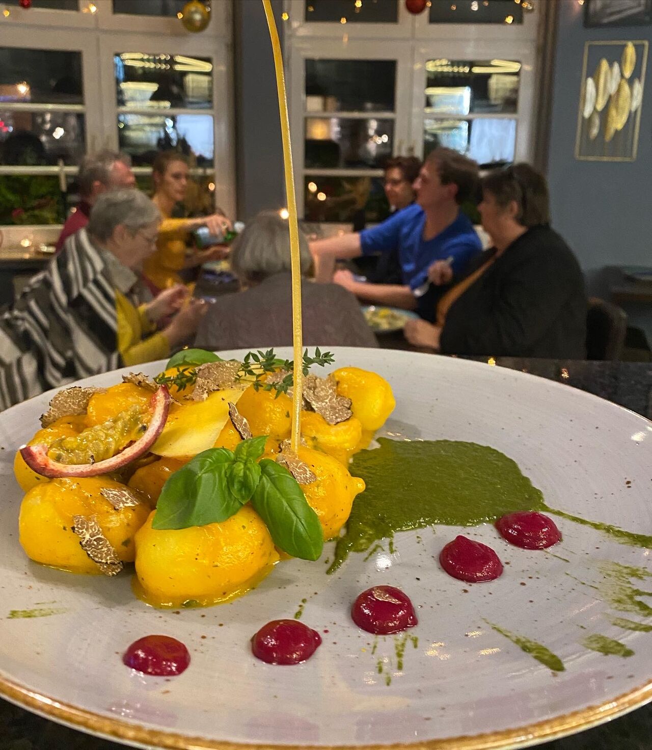 Gefüllte Gnocchi in Möhrensauce garniert mit Trüffel 