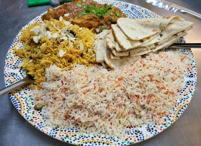 Poulet Tikka Biryani avec Poulet Tikka Masala et Naans au fromage frais