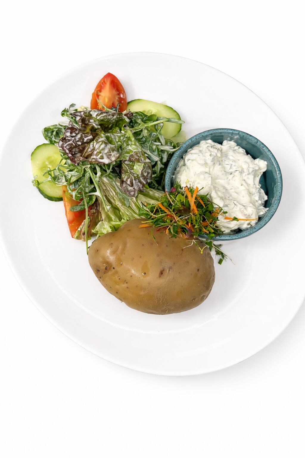Ofenkartoffel mit Salatgarnitur und Kräuterdip