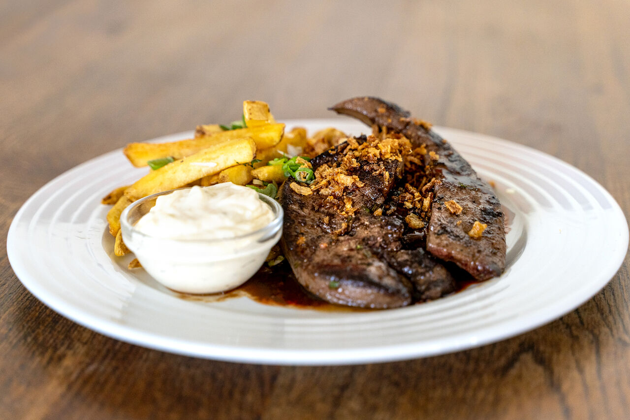 Vepřová játra na rožni s hranolky