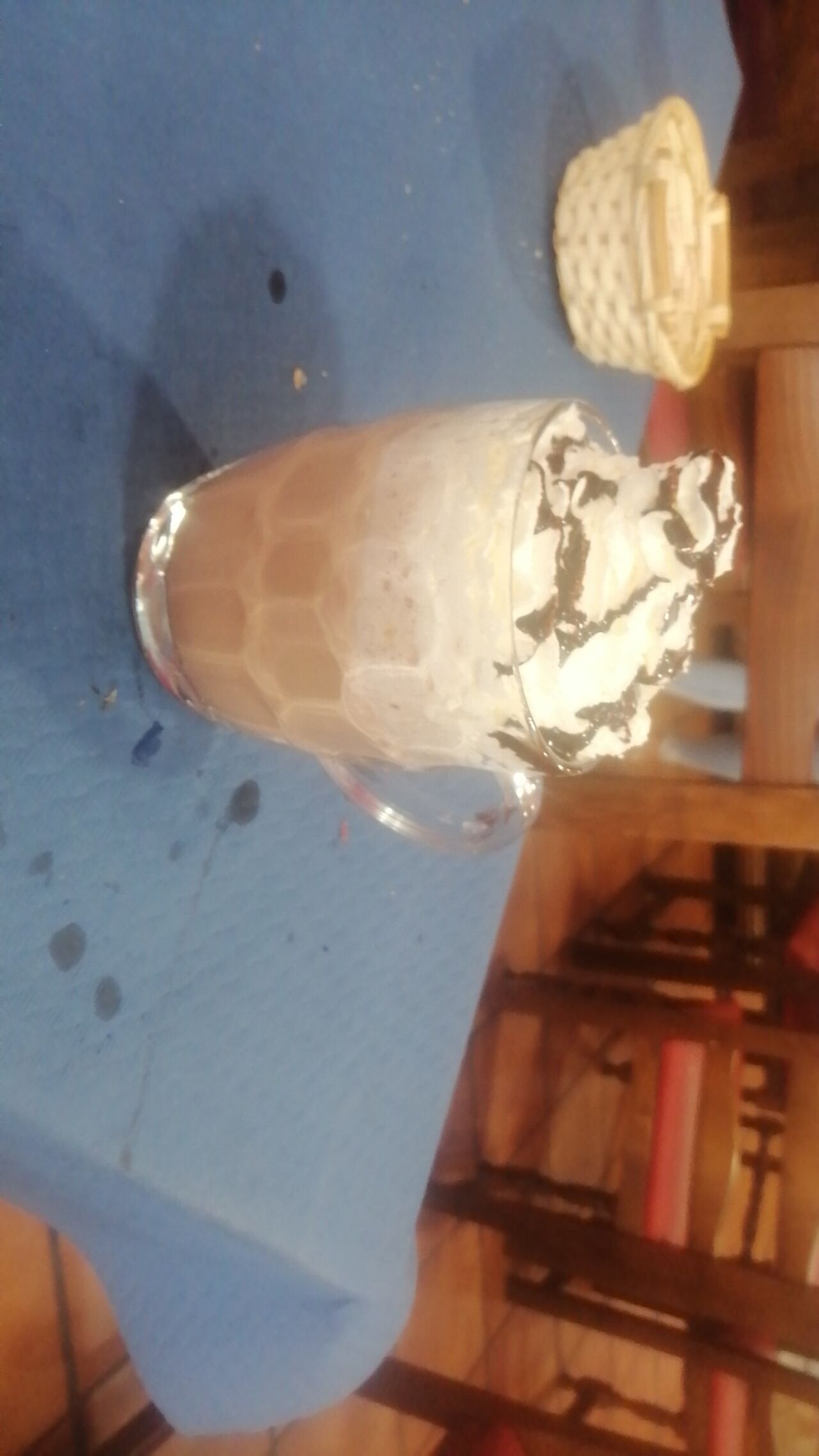 Batido de chocolate con nata y sirope de chocolate 