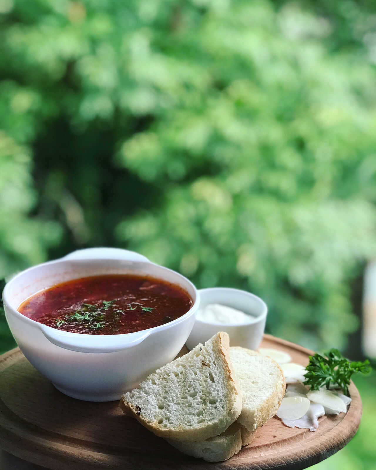 Борщ зі свинним ребром, грінкми, салом , часником та сметаною. Смачно та по-українськи