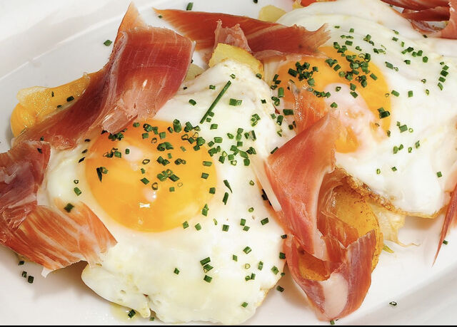 Huevos Rotos con Jamon