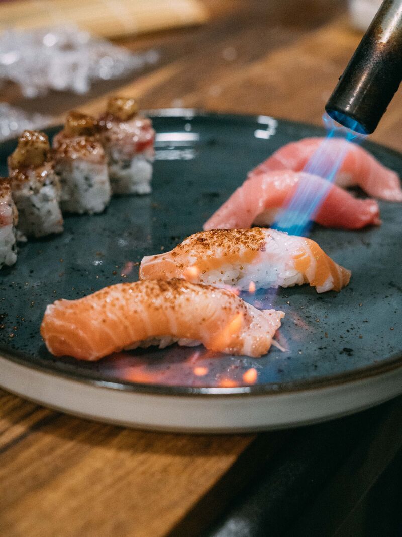Nigiri de salmón flambeado