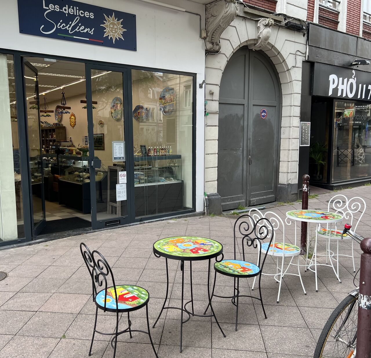 Dedans ou dehors pour un café ou un repas