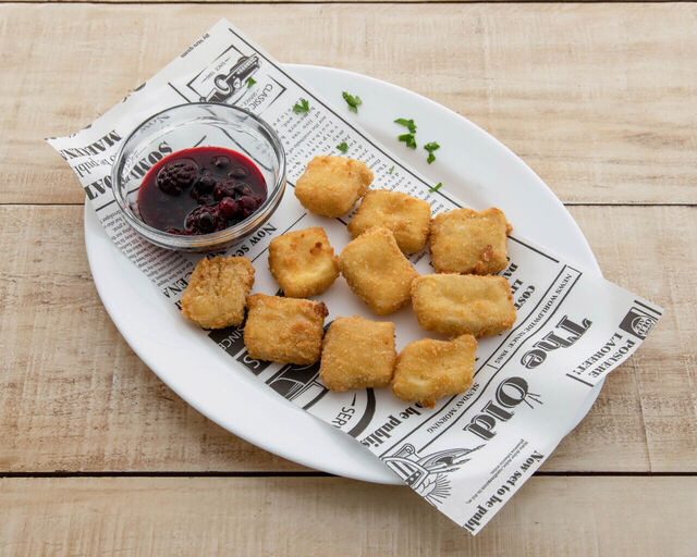 Queso camembert con frutos rojos.