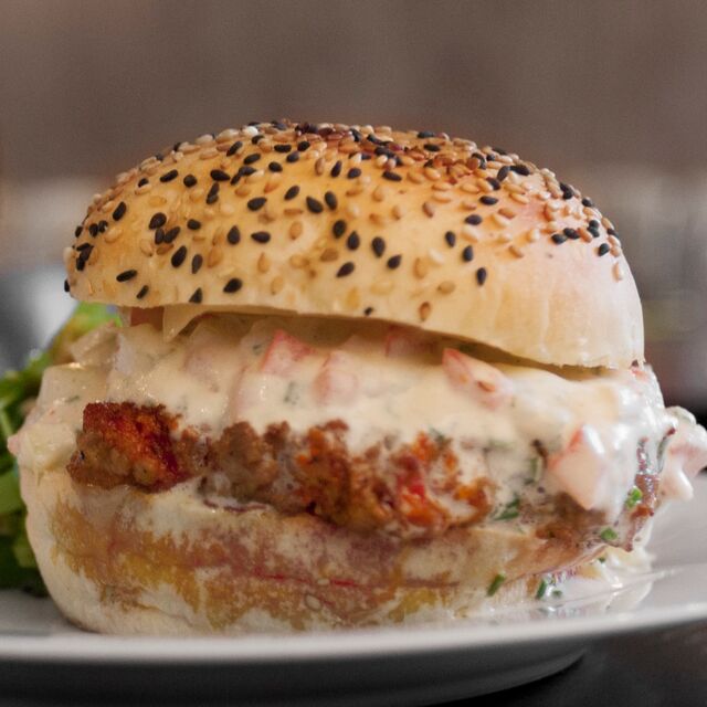 LE BURGER BASQUE (viande boeuf charolaise hachée et mixé avec de la saucisse de porc épicée, ossau-iraty fondu, crème fraîche)